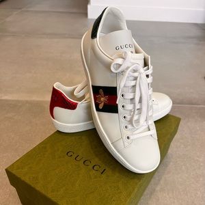Women’s GUCCI Ace Sneaker w/Bee